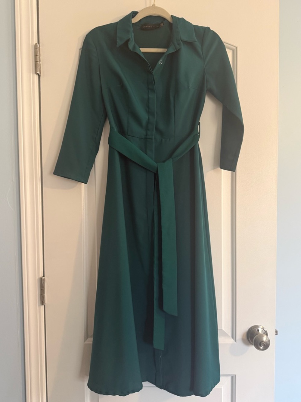 Emerald Green Dress
Size 2
Three Quarter sleeves